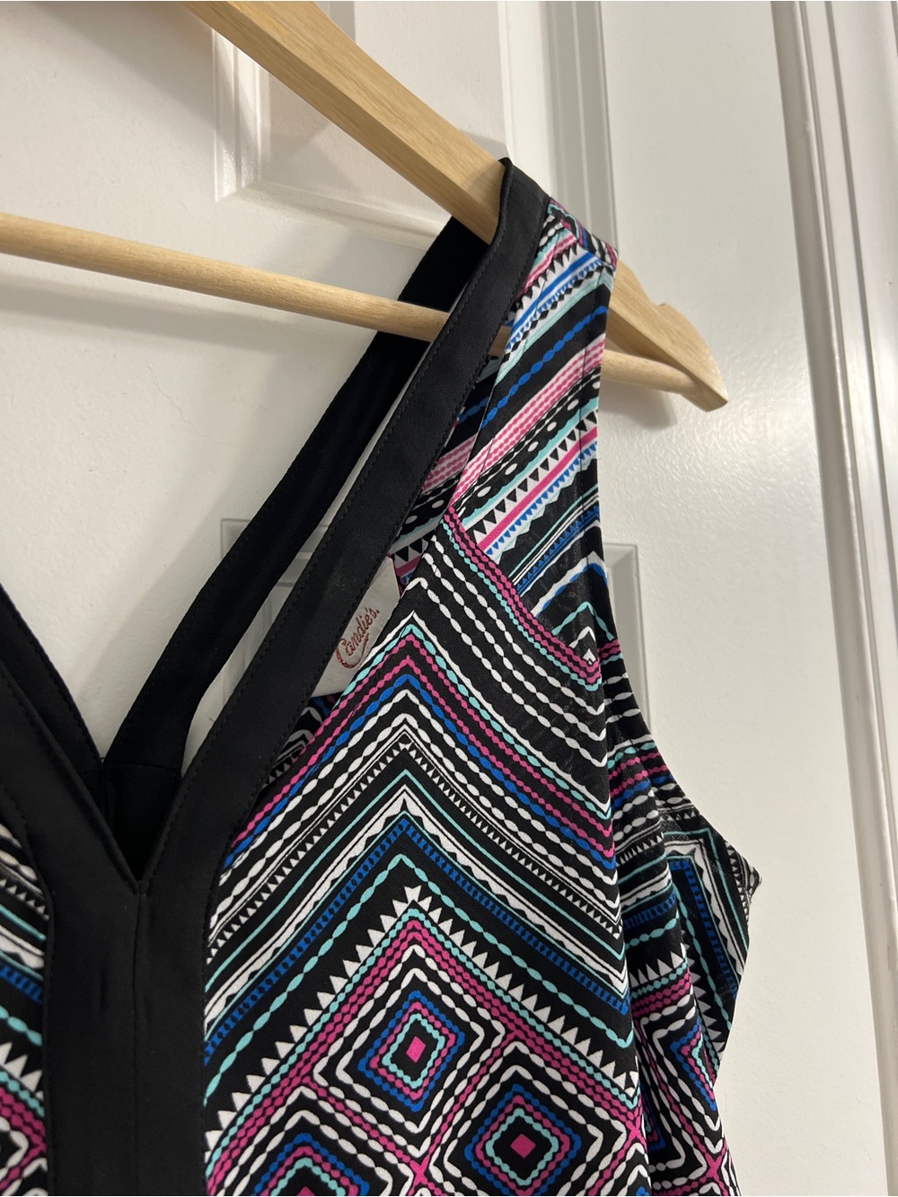 Sleeveless Camisole V-Neck Geometric Print Camisole - Medium -Career office - Picture 4 of 9